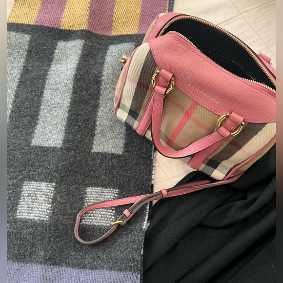 Burberry check mega Scarf. - Picture 4 of 4